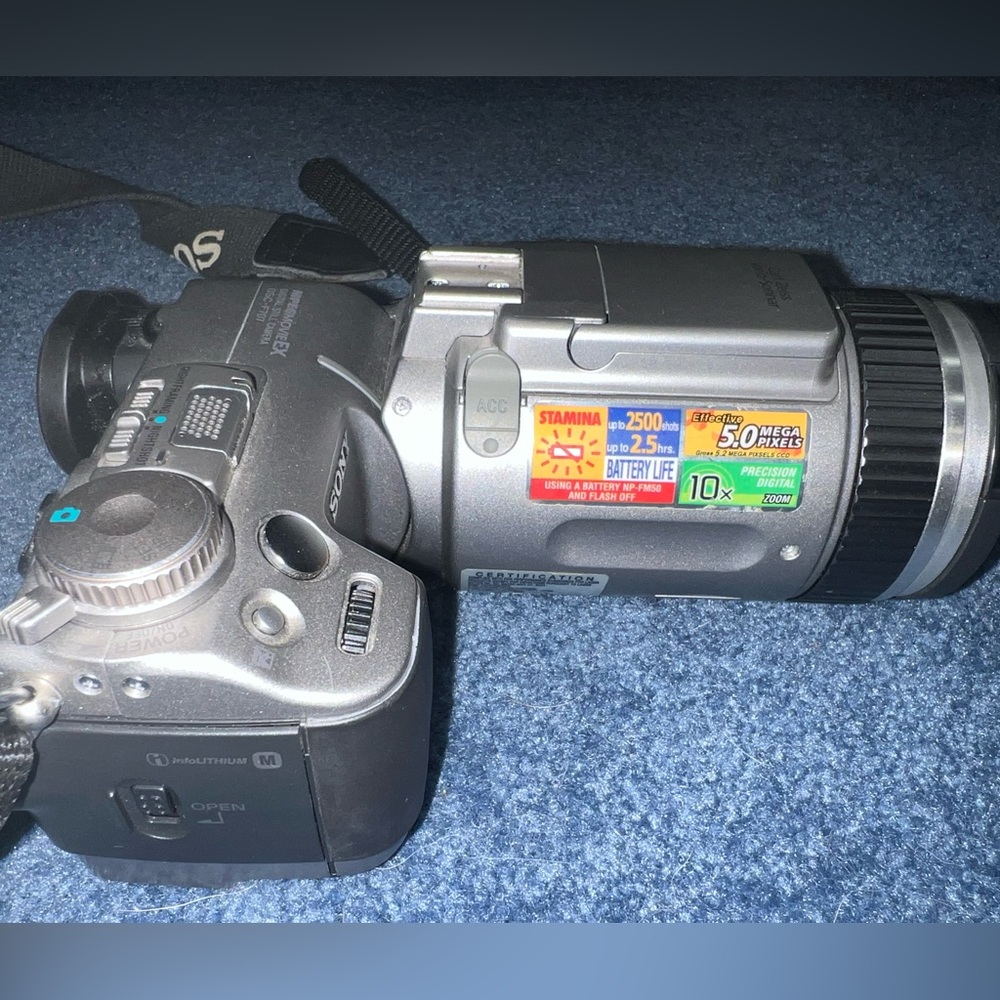 SONY Cyber Digital Camera 📸 with Case and Accessories Battery 🔋 and Charger 🔌 - Picture 6 of 6
